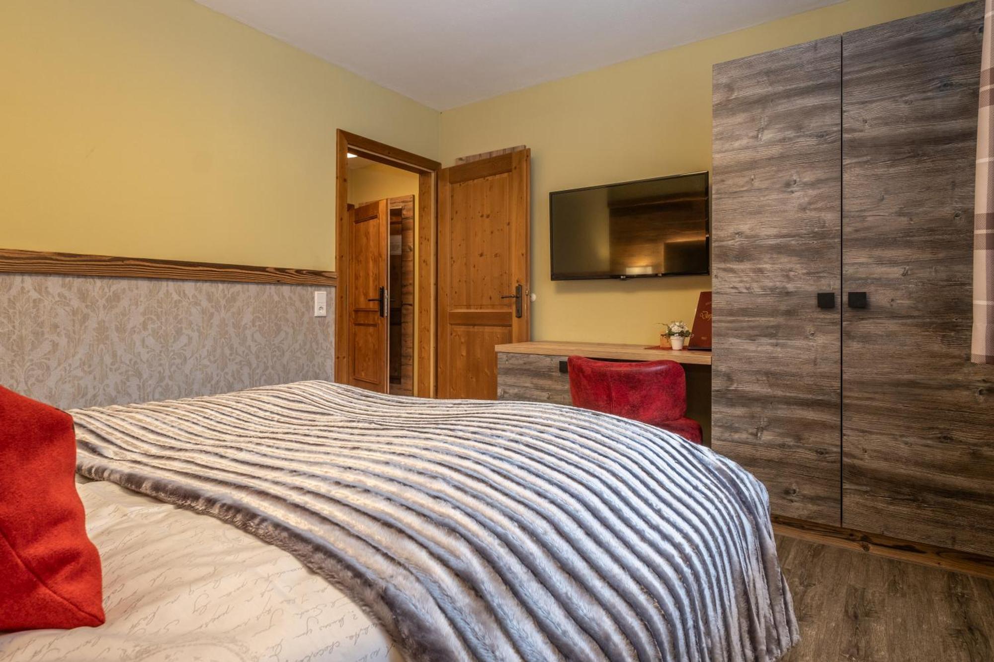Dorfkrug Kaprun - Luxury Suites & Appartements Luaran gambar